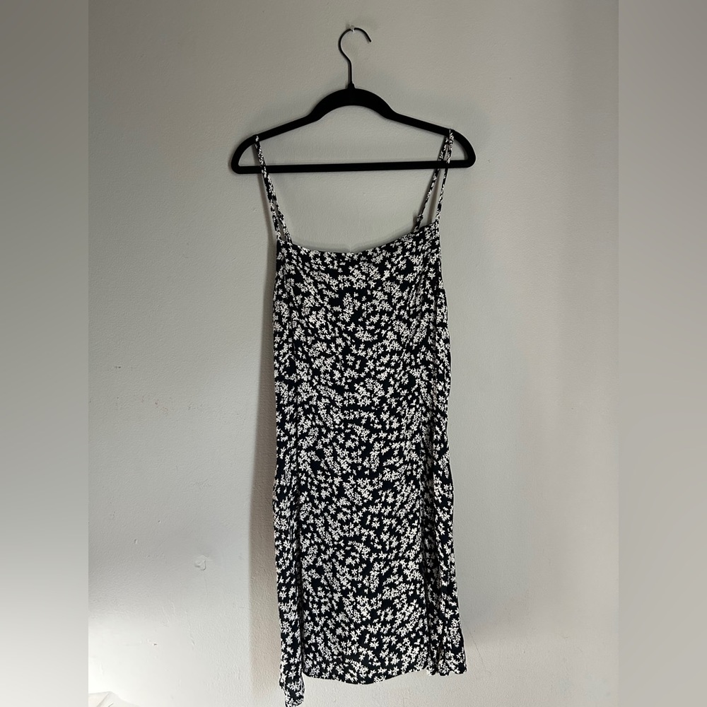 Women’s Black and White Flower Dress - M ( used )